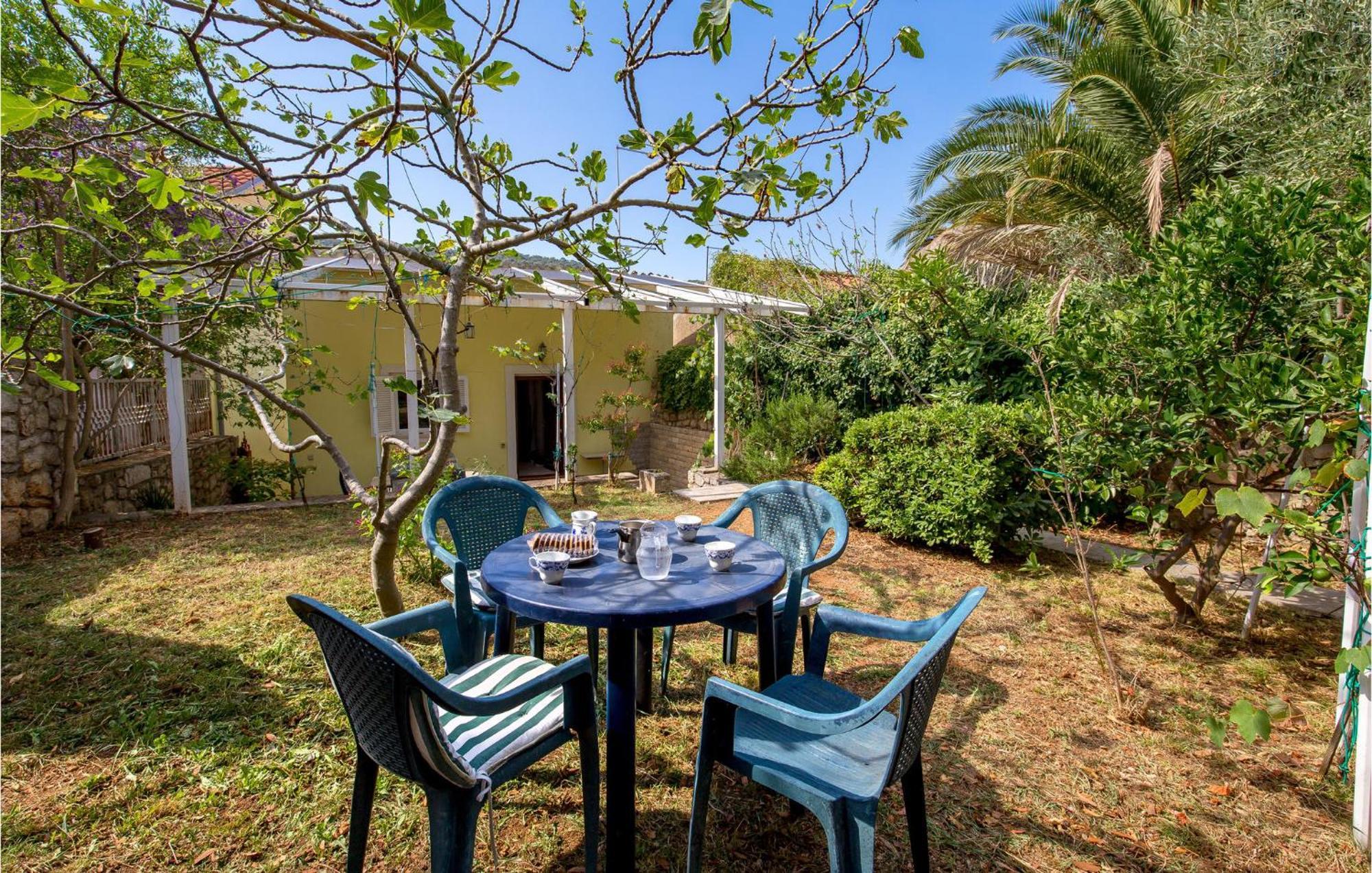 Lovely Apartment In Veli Losinj With Kitchen Exterior foto
